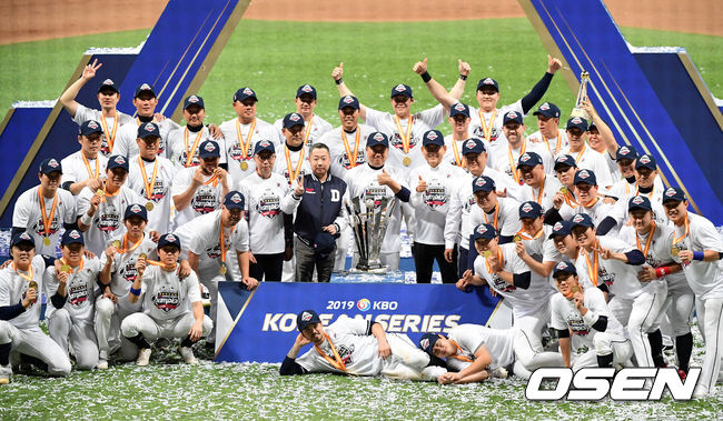 두산 선수단이 우승 기념 촬영을 하고 있다. /jpnews@osen.co.kr