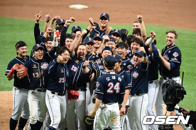 두산 선수들이 우승을 만끽하고 있다. /jpnews@osen.co.kr