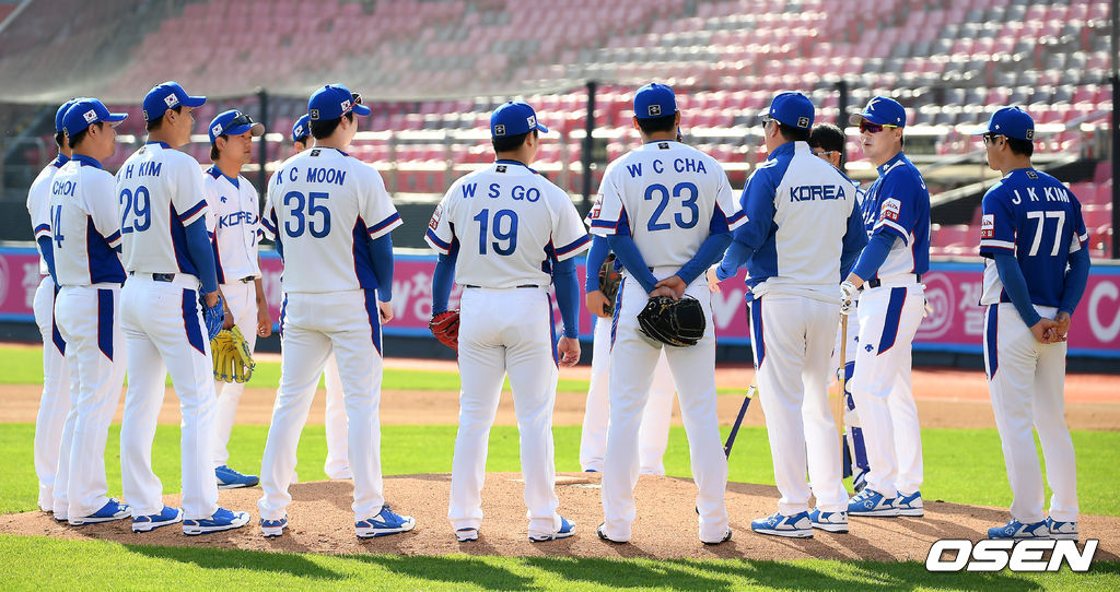 수비훈련에 앞서 이종열 코치가 선수들과 이야기를 나누고 있다. /youngrae@osen.co.kr