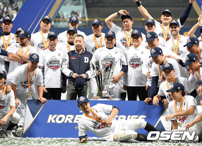 우승을 차지한 선수 및 코칭스태프가 기념촬영을 하고 있다. /sunday@osen.co.kr