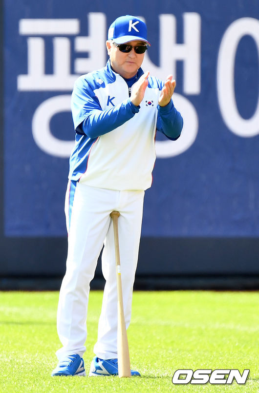 김경문 감독이 선수들의 훈련에 박수를 보내고 있다. /dreamer@osen.co.kr