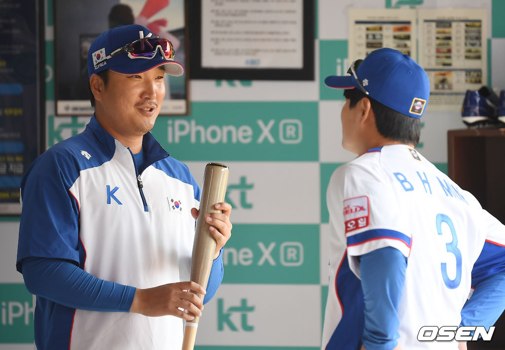 이진영 코치가 민병헌과 이야기를 나누고 있다. /youngrae@osen.co.kr