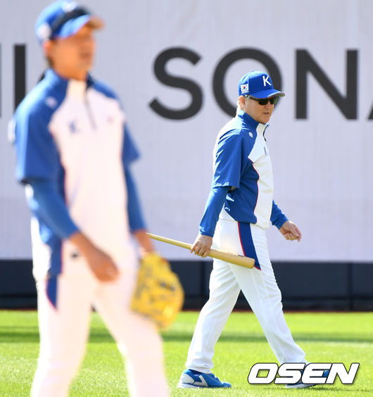 김경문 감독이 선수들의 훈련을 지켜보고 있다. /dreamer@osen.co.kr