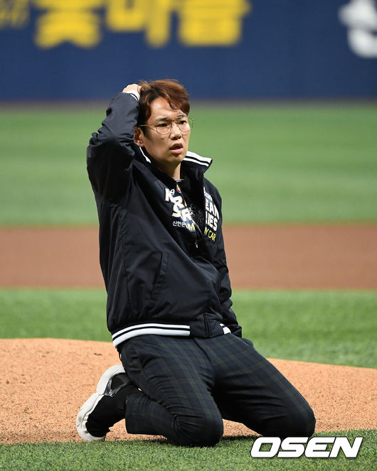 경기에 앞서 방송인 장성규가 시구를 하며 아쉬워하고 있다. /sunday@osen.co.kr
