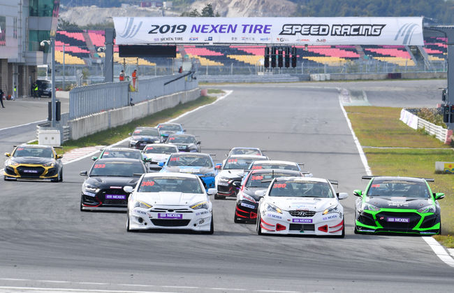 GT-300 클래스 최종전 참가차량들이 레이스을 펼치고 있다.