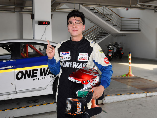 GT-100 클래스에서 시즌 최종전 우승과 종합포인트 우승을 거머쥔 원상연.