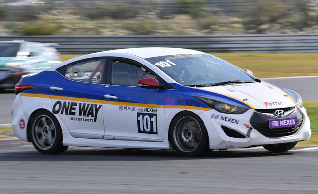 선두 질주를 하고 있는 원상연의 레이싱카.