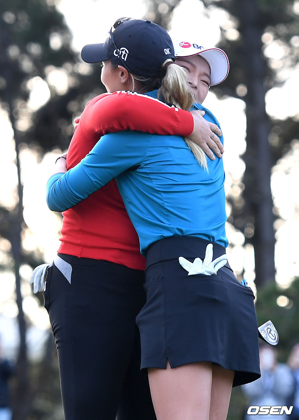 장하나가 연장 접전을 펼친 절친 다니엘 강과 포옹을 하고 있다. /dreamer@osen.co.kr