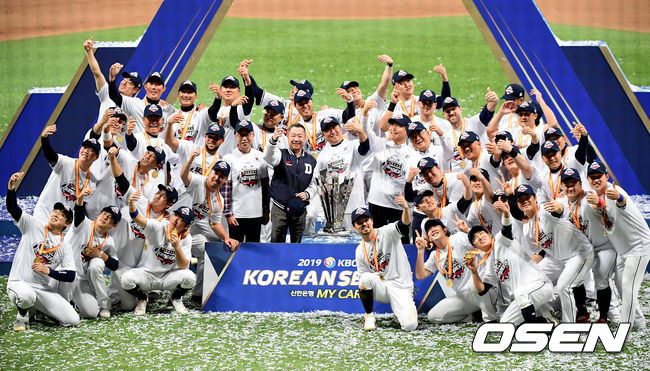 두산 선수단이 셀카 세리머니를 하며 우승 포즈를 취하고 있다. /jpnews@osen.co.kr