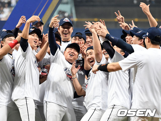 우승을 차지한 두산 김태형 감독을 비롯한 선수들이 셀카 세리머니를 펼치고 있다. /sunday@osen.co.kr