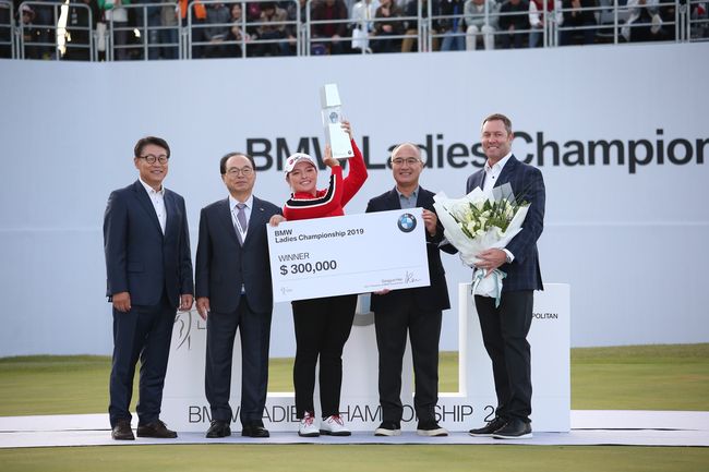 BMW 레이디스 챔피언십 우승 시상식에 자리한 LPGA 인터내셔널 황규태 대표이사, 오거돈 부산시장, 장하나, 한상윤 BMW 코리아 대표이사, 볼프강 하커 BMW 마케팅 총괄(왼쪽부터).