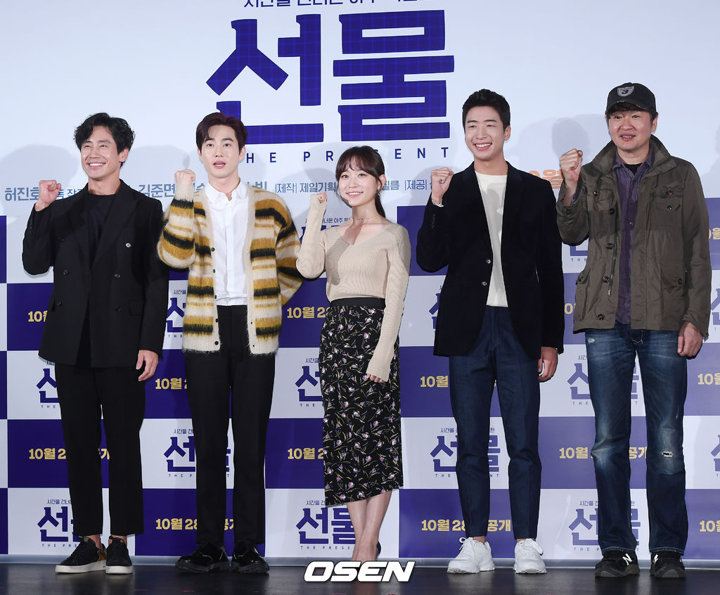 신하균, 수호(김준면), 김슬기, 유수빈, 허진호 감독이 무대 위에서 포즈를 취하고 있다./ rumi@osen.co.kr