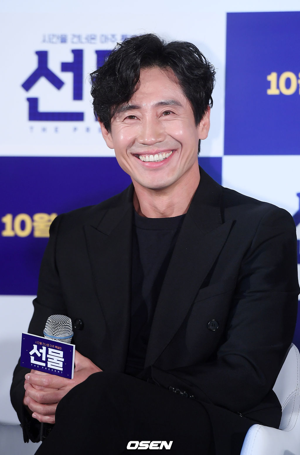 신하균이 무대 앞으로 입장하며 포즈를 취하고 있다./ rumi@osen.co.kr