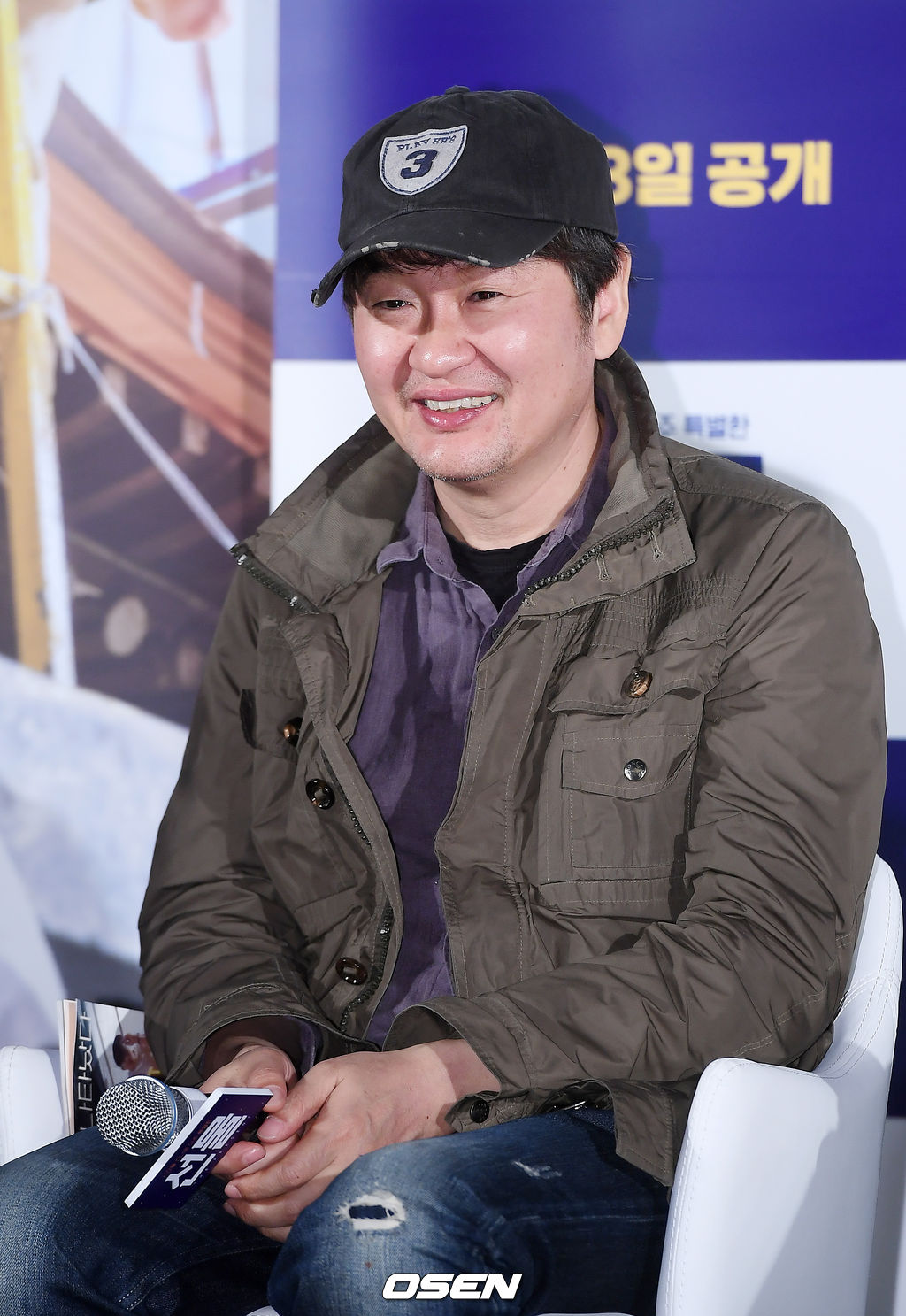 허진호 감독이 무대 앞으로 입장하며 포즈를 취하고 있다./ rumi@osen.co.kr