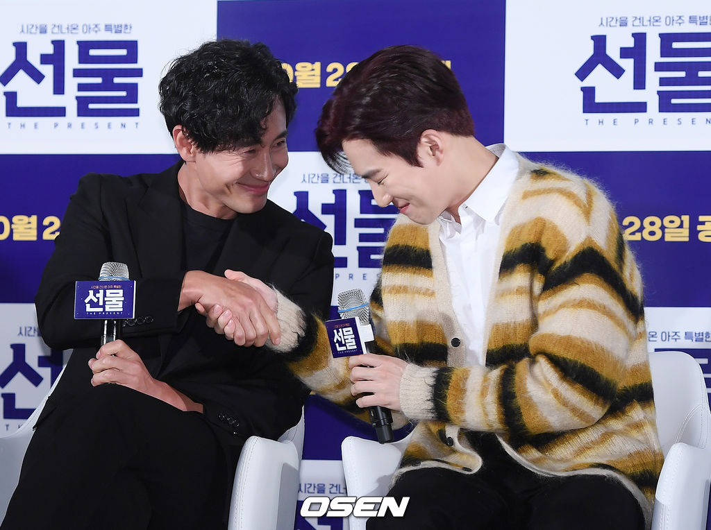 신하균과 수호(김준면)가 기자회견 중 악수를 나누고 있다./ rumi@osen.co.kr