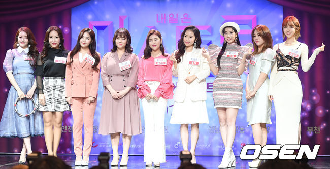 박성연, 숙행, 정다경, 정미애, 송가인, 홍자, 두리, 김소유, 하유비가 포토타임을 갖고 있다. /youngrae@osen.co.kr