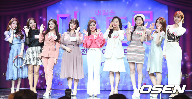 '미스트롯' 전국투어 콘서트 시즌2 제작발표회가 28일 오후 서울 플랫폼창동61 레드박스에서 진행됐다.박성연, 숙행, 정다경, 정미애, 송가인, 홍자, 두리, 김소유, 하유비가 포토타임을 갖고 있다. /youngrae@osen.co.kr