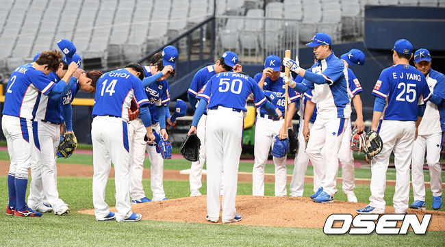 이종열 코치가 수비훈련을 마친 뒤 선수들과 이야기를 나누고 있다. /youngrae@osen.co.kr