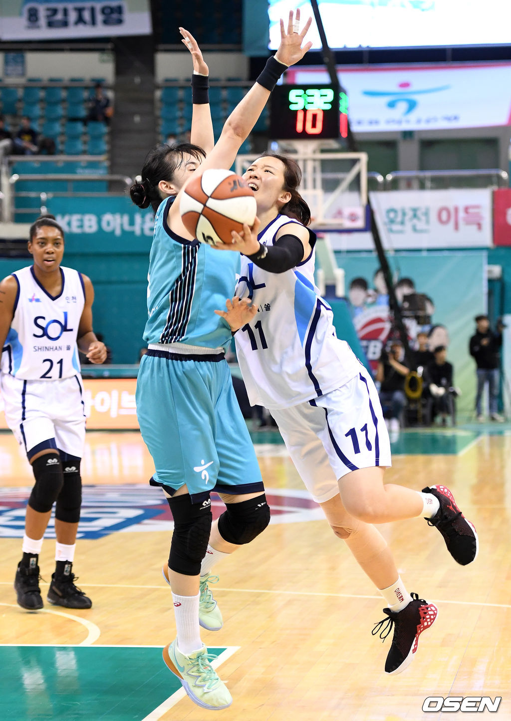 3쿼터 신한은행 김수연이 레이업슛을 시도하고 있다. /sunday@osen.co.kr