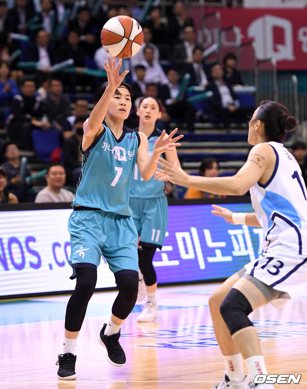 1쿼터 KEB하나은행 고아라가 패스를 하고 있다. /sunday@osen.co.kr