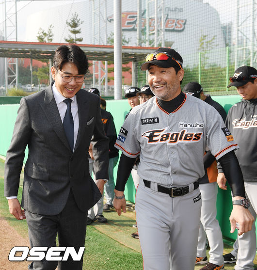 정민철 한화 신임 단장이 한용덕 감독과 즐겁게 얘기를 나누고 있다. / rumi@osen.co.kr