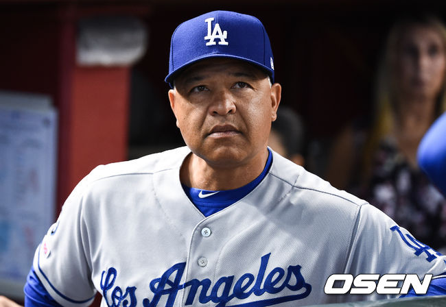 경기에 앞서 다저스 로버츠 감독이 그라운드를 바라보고 있다.  / soul1014@osen.co.kr