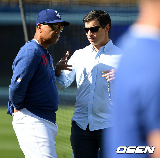 경기 시작을 앞두고 다저스 데이브 로버츠 감독과 앤드류 프리드먼 야구부문 사장이 대화를 나누고 있다. /dreamer@osen.co.kr
