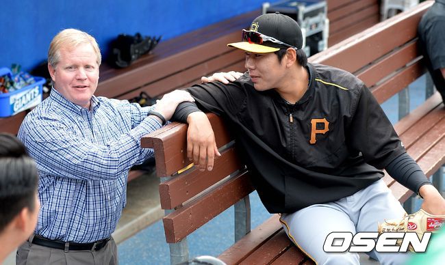 피츠버그 닐 헌팅턴 단장(왼쪽)과 강정호가 대화를 나누고 있다. /dreamer@osen.co.kr