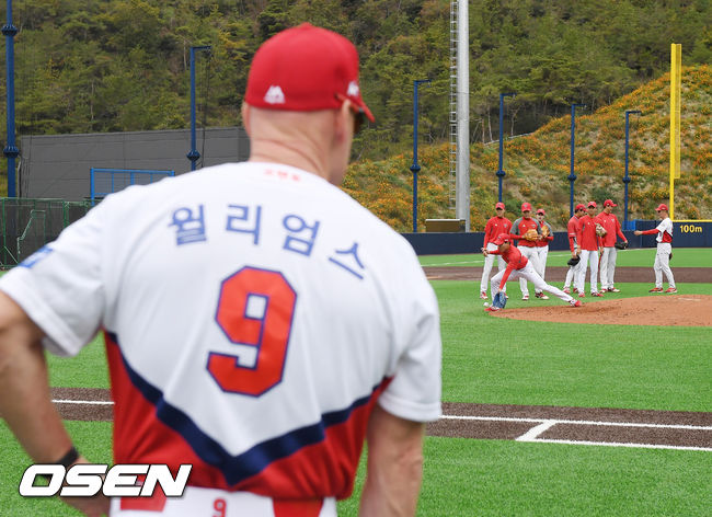 맷 윌리엄스 KIA 타이거즈 감독이 선수단과 상견례를 마치고 선수들의 훈련을 지켜보고 있다. / rumi@osen.co.kr