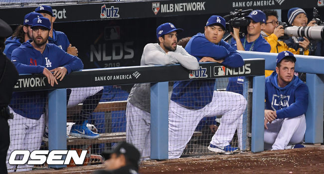 경기종료 후 류현진이 아쉬워하며 자리를 떠나지 못하고 있다. /soul1014@osen.co.kr