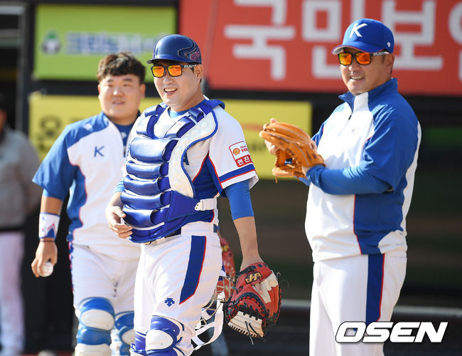 양의지와 진갑용 코치가 수비 훈련을 하고 있다. /youngrae@osen.co.kr