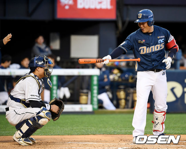 2회초 NC 양의지가 타석에 들어서면서 두산 박세혁과 이야기를 나누고 있다. / youngrae@osen.co.kr