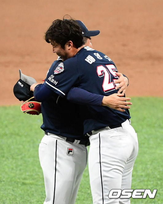 두산 김태형 감독이 배영수와 포옹을 하고 있다. /jpnews@osen.co.kr