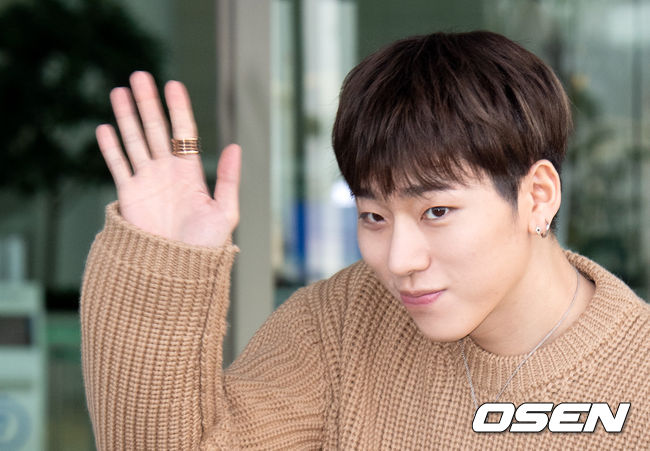 지코가 공항에 들어서며 포즈를 취하고 있다. /jpnews@osen.co.kr