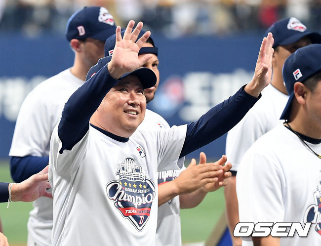 우승을 차지한 두산 김태형 감독이 관중석을 향해 인사를 하고 있다. /sunday@osen.co.kr