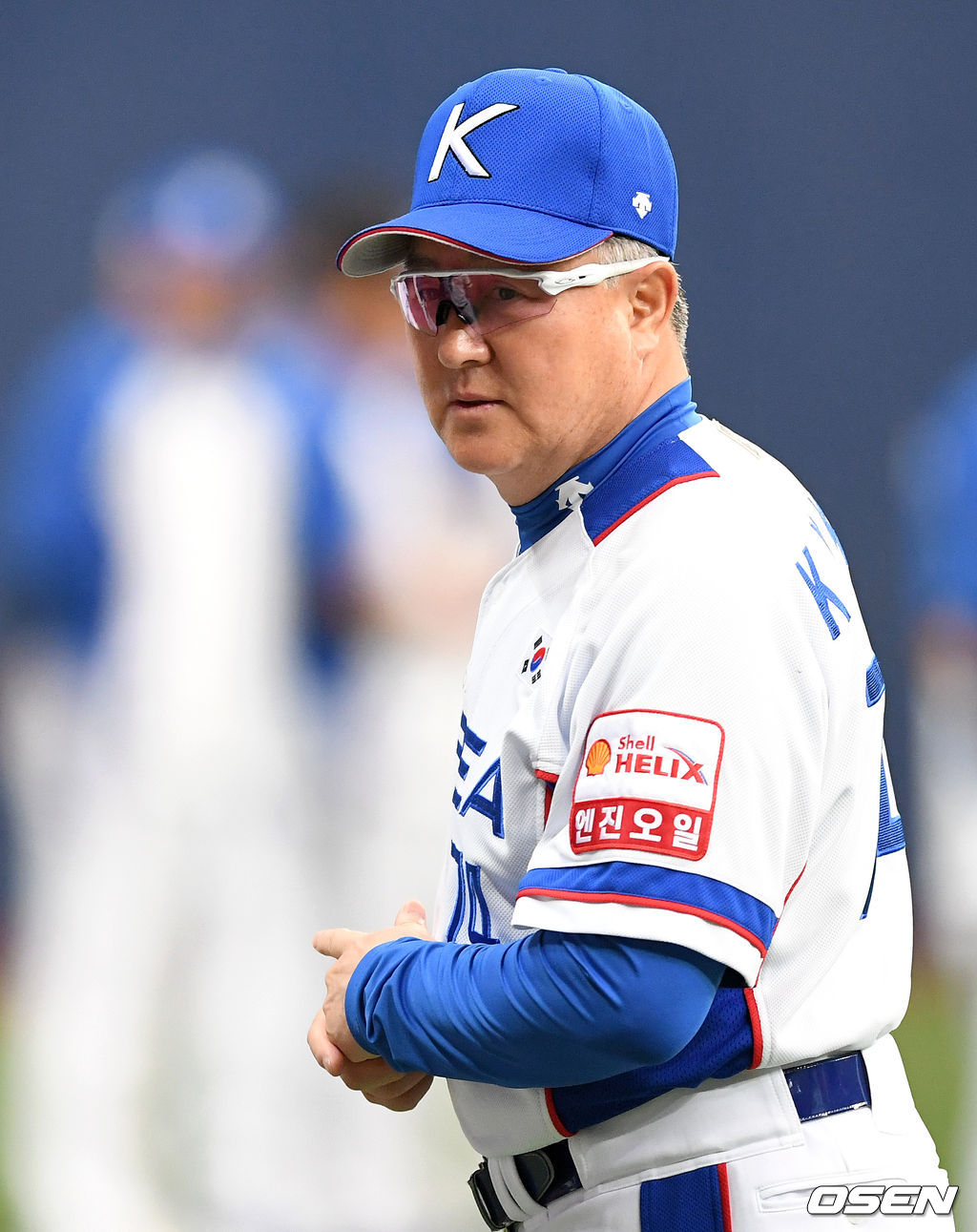 2019 세계야구소프트볼연맹(WBSC) 프리미어12에 출전하는 한국 야구 국가대표팀이 29일 오후 서울 고척스카이돔에서 상무와의 연습경기를 가질 예정이다.훈련에 앞서 김경문 감독이 그라운드를 바라보고 있다. /sunday@osen.co.kr