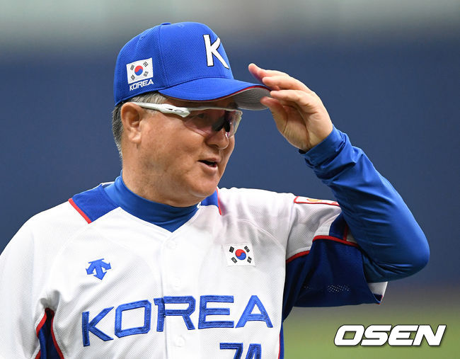 2019 세계야구소프트볼연맹(WBSC) 프리미어12에 출전하는 한국 야구 국가대표팀이 29일 오후 서울 고척스카이돔에서 상무와의 연습경기를 가질 예정이다.훈련에 앞서 김경문 감독이 선수들을 바라보고 있다. /sunday@osen.co.kr