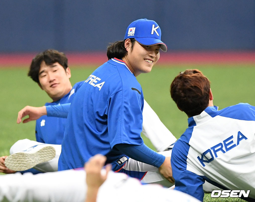 2019 세계야구소프트볼연맹(WBSC) 프리미어12에 출전하는 한국 야구 국가대표팀이 29일 오후 서울 고척스카이돔에서 상무와의 연습경기를 가질 예정이다.훈련에 앞서 조상우가 스트레칭을 하며 미소를 짓고 있다. /sunday@osen.co.kr