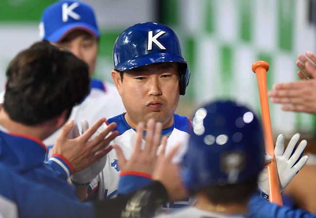 6회초 무사 만루에서 대표팀 양의지가 박세혁과 교체되며 더그아웃에서 동료들의 축하를 받고 있다. /sunday@osen.co.kr