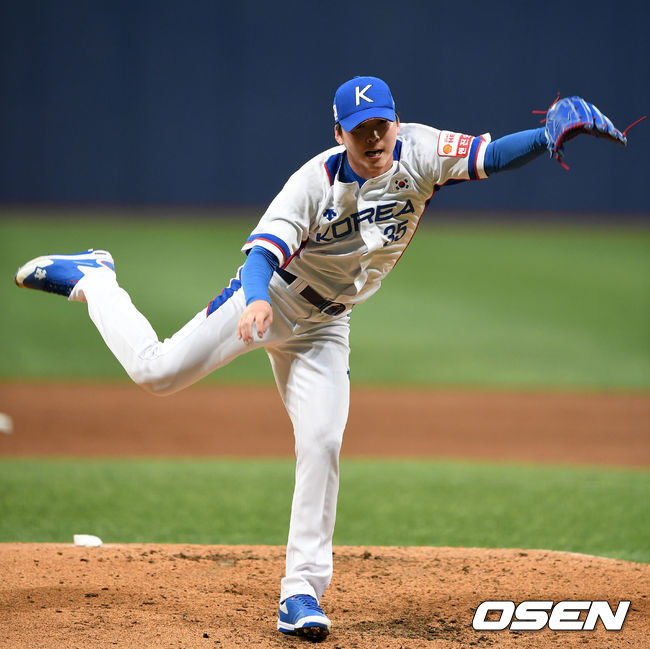 2019 세계야구소프트볼연맹(WBSC) 프리미어12에 출전하는 한국 야구 국가대표팀이 29일 오후 서울 고척스카이돔에서 상무와의 연습경기를 가졌다.4회말 대표팀 문경찬이 역투하고 있다. /sunday@osen.co.kr