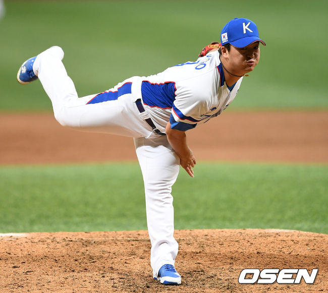 김경문 감독이 이끄는 한국 야구대표팀은 29일 서울 고척스카이돔에서 상무 피닉스 야구단과 연습경기를 가졌다. 대표팀은 5-1로 승리를 거뒀다.7회 대표팀 고우석이 역투하고 있다. /sunday@osen.co.kr