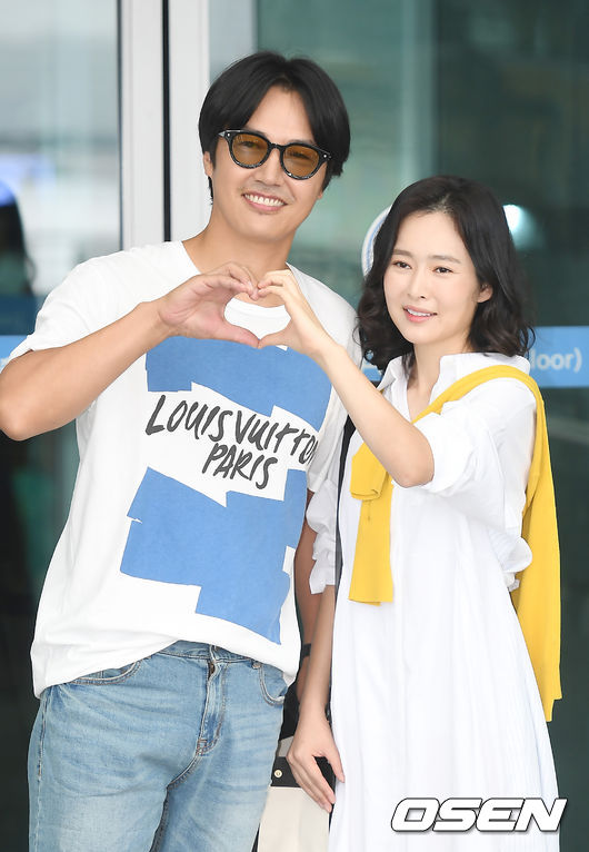 윤상현, 메이비 부부가 출국장으로 향하고 있다. /youngrae@osen.co.kr