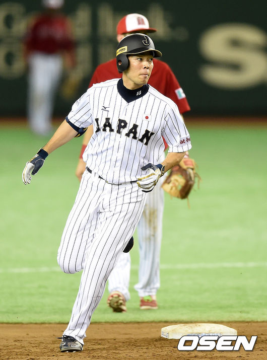7회말 일본 아키야마가 투런포를 날리며 7회 10점 차이 콜드게임 승리를 거두고 있다./jpnews@osen.co.kr