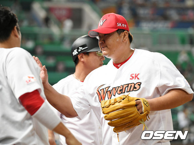 25일 오후 서울 인천 SK행복드림구장에서 열린 '2018 신한은행 MY CAR KBO 리그' SK 와이번스와 두산 베어스의 경기, 5회초 1사 주자 만루 두산 김재환 타석에서 SK 선발 산체스에 이어 마운드에 오른 채병용이 두산 김재환을 삼진, 박세혁을 파울플라이로 막아낸 후 덕아웃 앞에서 동료들과 하이파이브를 하고 있다./ rumi@osen.co.kr