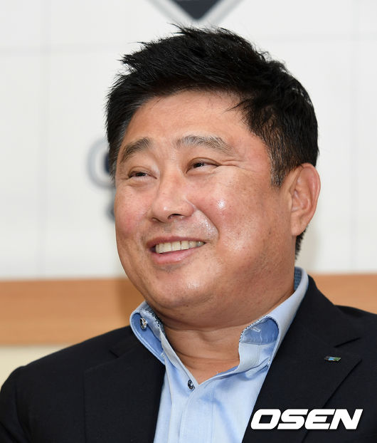 30일 오후 서울 잠실야구장에서 두산베어스와 KBO리그 역대 최고 대우를 받고 두산과 3년 재계약을 한 두산 김태형 감독이 기자간담회를 가졌다.두산 김태형 감독이 취재진의 질문에 답을 하고 있다. /sunday@osen.co.kr