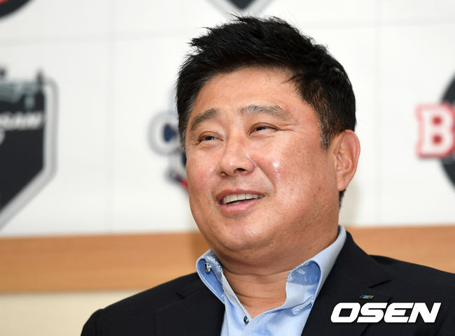 30일 오후 서울 잠실야구장에서 두산베어스와 KBO리그 역대 최고 대우를 받고 두산과 3년 재계약을 한 두산 김태형 감독이 기자간담회를 가졌다.두산 김태형 감독이 취재진의 질문에 답을 하고 있다. /sunday@osen.co.kr