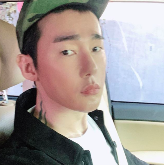 [사진=허지웅 SNS] 작가 겸 방송인 허지웅이 해명글과 함께 공개한 사진.