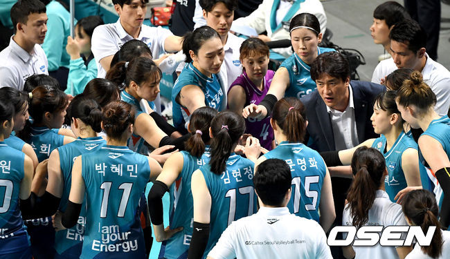 경기 시작을 앞두고 GS칼텍스 차상현 감독과 선수들이 파이팅을 하고 있다. /dreamer@osen.co.kr