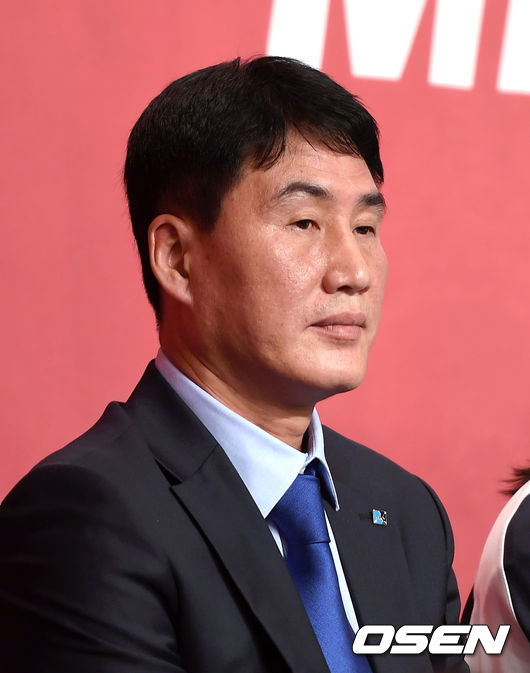 17일 오후 서울 강남구 리베라 호텔에서 ‘도드람 2019-2020 V-리그 여자부 미디어데이’가 열렸다.IBK기업은행 김우재 감독이 취재진의 질문을 듣고 있다. /sunday@osen.co.kr