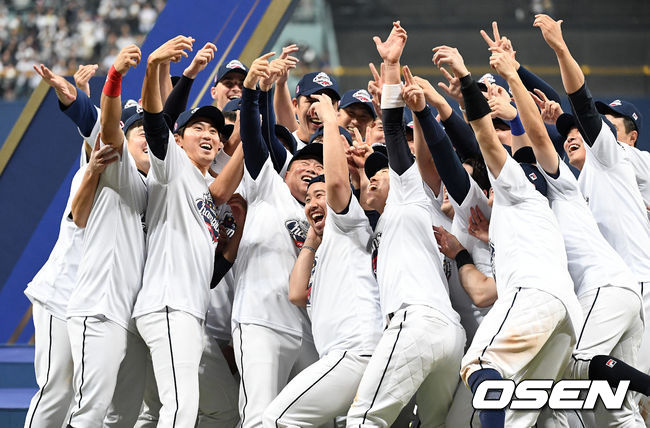 우승을 차지한 두산 김태형 감독을 비롯한 선수들이 셀카 세리머니를 펼치고 있다. /sunday@osen.co.kr
